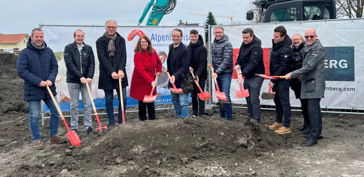 Vertreter von Generalunternehmer Rhomberg Bau, Bauherr Alpenländische Gemeinnützige WohnbauGmbH, Architekturbüro drexelarchitekten und Umsetzungspartnern sowie der Gemeinde Fußach beim offiziellen Spatenstich zur neuen Holz-Wohnanlage an der Bundesstraße. Vertreter von Generalunternehmer Rhomberg Bau, Bauherr Alpenländische Gemeinnützige WohnbauGmbH, Architekturbüro drexelarchitekten und Umsetzungspartnern sowie der Gemeinde Fußach beim offiziellen Spatenstich zur neuen Holz-Wohnanlage an der Bundesstraße.